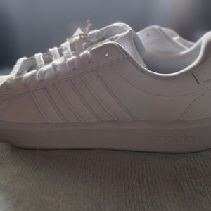 Adidas Woen's Classic White Sneakers